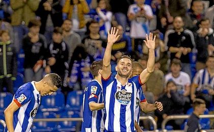 Lucas Pérez, autor de 19 dianas en la 15/16, quiere que el Depor salga beneficiado si sale. Lucas Pérez, autor de 19 dianas en la 15/16, quiere que el Depor salga beneficiado si sale.