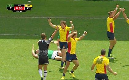 Los españoles festejan el triunfo sobre el césped. Los españoles festejan el triunfo sobre el césped.