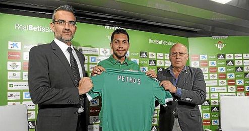 Petros, junto a Macià y Ollero en su presentación. Petros, junto a Macià y Ollero en su presentación.