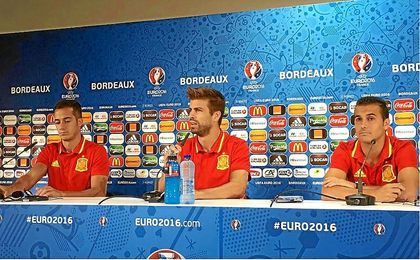 Piqué junto a Pedro y Lucas Vázquez Piqué junto a Pedro y Lucas Vázquez
