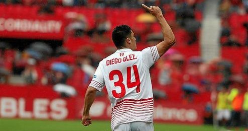 Diego González celebra su gol con el Sevilla el día de su debut en Liga. Diego González celebra su gol con el Sevilla el día de su debut en Liga.