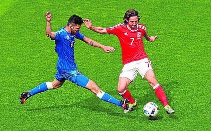 Joe Allen (derecha) está realizando una gran Eurocopa con Gales. Joe Allen (derecha) está realizando una gran Eurocopa con Gales.