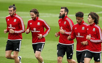 Bale y Joe Allen, entrenándose con Gales. Bale y Joe Allen, entrenándose con Gales.