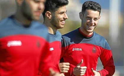 Jorge Franco Alviz (a la derecha) bromea durante un entrenamiento con Marco Asensio. Jorge Franco Alviz (a la derecha) bromea durante un entrenamiento con Marco Asensio.