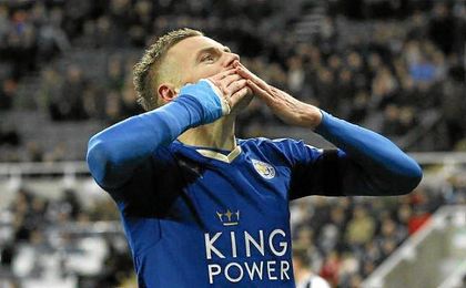 Jamie Vardy celebrando un gol con la camiseta del Leicester City. Jamie Vardy celebrando un gol con la camiseta del Leicester City.
