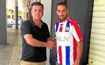 El presidente Antonio Castillo y el centrocampista Manu Fidalgo. El presidente Antonio Castillo y el centrocampista Manu Fidalgo.