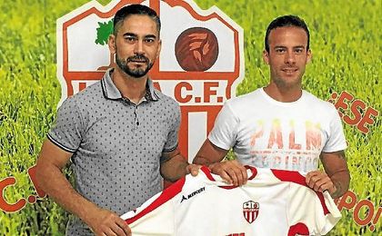 Fernando y Chimiki posan con la camiseta del equipo loreño. Fernando y Chimiki posan con la camiseta del equipo loreño.