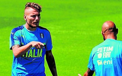 Ciro Immobile, con nuevo ´look´ durante un entrenamiento de la selección italiana. Ciro Immobile, con nuevo ´look´ durante un entrenamiento de la selección italiana.