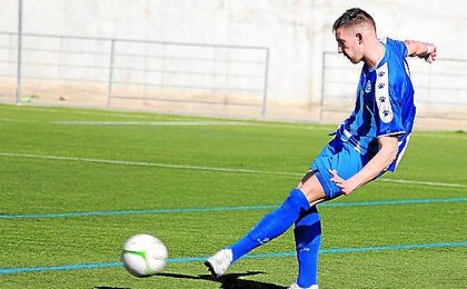 Serrano golpea el esférico en un lance de un partido de esta Liga. Serrano golpea el esférico en un lance de un partido de esta Liga.