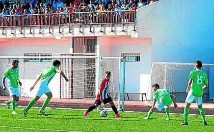 En la imagen, Álvaro Romero, con el balón controlado, rodeado de adversarios. En la imagen, Álvaro Romero, con el balón controlado, rodeado de adversarios.