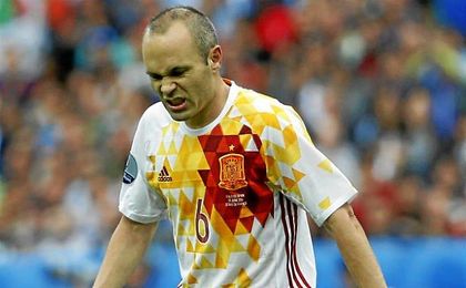 Andrés Iniesta, con gestos de rabia tras la derrota ante Italia. Andrés Iniesta, con gestos de rabia tras la derrota ante Italia.