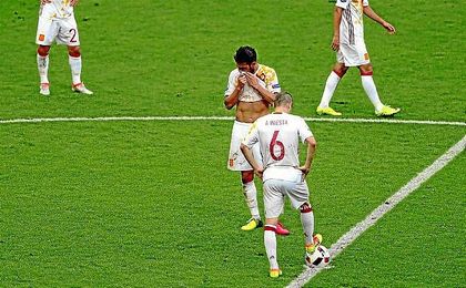 Cesc e Iniesta, tras encajar el 2-0 en la prolongación. Cesc e Iniesta, tras encajar el 2-0 en la prolongación.