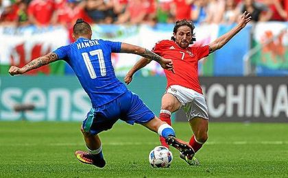 Joe Allen pugna por un balón con el eslovaco Hamsik. Joe Allen pugna por un balón con el eslovaco Hamsik.