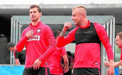 Krychowiak, ayer, en un entrenamiento de Polonia en Francia. Krychowiak, ayer, en un entrenamiento de Polonia en Francia.