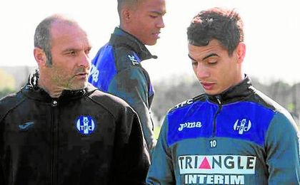 Ben Yedder dialoga con su técnico, Pascal Dupraz, en una sesión. Ben Yedder dialoga con su técnico, Pascal Dupraz, en una sesión.