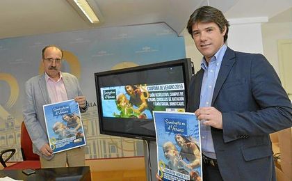El delegado de Deportes, David Guevara, durante la presentación de la campaña de verano de 2016, junto al gerente del IMD, Manuel Nieto. El delegado de Deportes, David Guevara, durante la presentación de la campaña de verano de 2016, junto al gerente del IMD, Manuel Nieto.