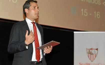 Ramón Loarte, director de marketing, ha presentado la nueva campaña de abonados del Sevilla. Ramón Loarte, director de marketing, ha presentado la nueva campaña de abonados del Sevilla.