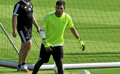 Adán, entrenándose con la primera plantilla del Betis. Adán, entrenándose con la primera plantilla del Betis.