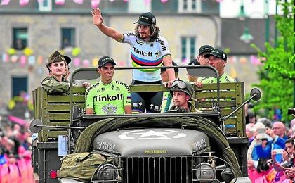 Alberto Contador y Peter Sagan durante la presentación del Tour, un homenaje a la Segunda Guerra Mundial. Alberto Contador y Peter Sagan durante la presentación del Tour, un homenaje a la Segunda Guerra Mundial.