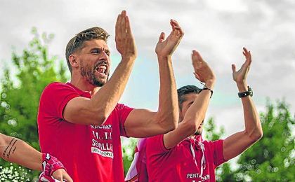 Fernando Llorente, durante la celebración de la Europa League por las calles de Sevilla. Fernando Llorente, durante la celebración de la Europa League por las calles de Sevilla.