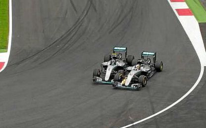 Hamilton adelantó a Rosberg en la última vuelta. Hamilton adelantó a Rosberg en la última vuelta.