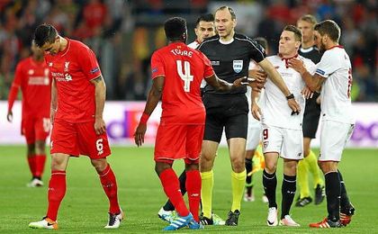 Jonas Eriksson lidiando entre los jugadores de Sevilla y Liverpool. Jonas Eriksson lidiando entre los jugadores de Sevilla y Liverpool.