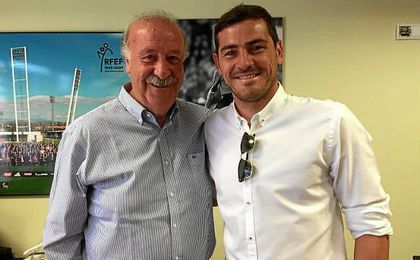 Iker Casillas y Vicente del Bosque firman las paz en Las Rozas. Iker Casillas y Vicente del Bosque firman las paz en Las Rozas.