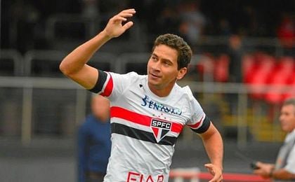 Paulo Henrique Ganso festeja un gol con la camiseta tricolor de Sao Paulo. Paulo Henrique Ganso festeja un gol con la camiseta tricolor de Sao Paulo.