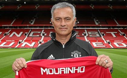 Mourinho posa en el ´teatro de los sueños´. Mourinho posa en el ´teatro de los sueños´.