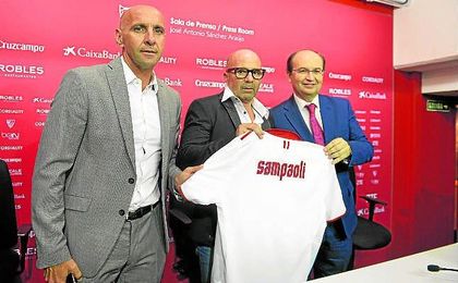José Castro y Monchi junto a Jorge Sampaoli en la presentación del técnico argentino como sevillista. José Castro y Monchi junto a Jorge Sampaoli en la presentación del técnico argentino como sevillista.