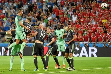 Impresionante salto de Cristiano en el gol de Portugal. Impresionante salto de Cristiano en el gol de Portugal.
