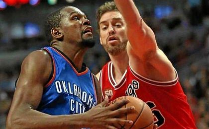 Durant y Pau durante un partido. Durant y Pau durante un partido.