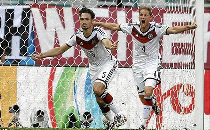 Hummels, una de las bajas más sensibles de Alemania, celebra un gol con Höwedes. Hummels, una de las bajas más sensibles de Alemania, celebra un gol con Höwedes.
