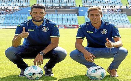 Jorge Molina y David Fuster posando en su presentació con el Getafe. Jorge Molina y David Fuster posando en su presentació con el Getafe.