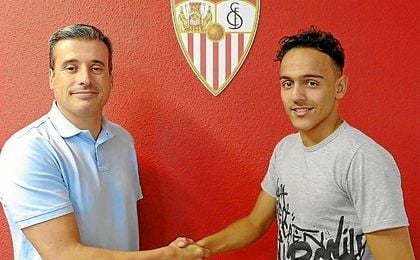 Boutobba, tras firmar por el Sevilla. Boutobba, tras firmar por el Sevilla.