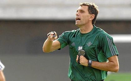 Poyet, durante un entrenamiento del Betis. Poyet, durante un entrenamiento del Betis.