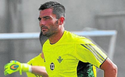 Antonio Adán ejercitándose durante la presente pretemporada del equipo verdiblanco. Antonio Adán ejercitándose durante la presente pretemporada del equipo verdiblanco.