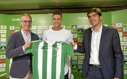 Al Betis le quedan por vivir, al menos, cinco más este verano. Al Betis le quedan por vivir, al menos, cinco más este verano.