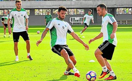 El italiano Piccini y el danés Durmisi, dos de los representantes extranjeros del nuevo Betis. El italiano Piccini y el danés Durmisi, dos de los representantes extranjeros del nuevo Betis.
