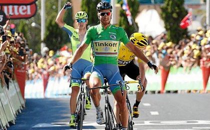 Froome refuerza el maillot amarillo al picar al menos 7 segundos respecto a Nairo Quintana (Movistar Team). Froome refuerza el maillot amarillo al picar al menos 7 segundos respecto a Nairo Quintana (Movistar Team).