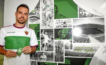 Matilla, durante su presentación como nuevo jugador del Elche. Matilla, durante su presentación como nuevo jugador del Elche.