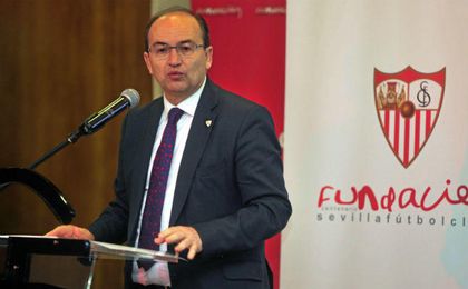 José Castro, antes los medios. José Castro, antes los medios.