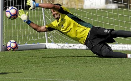 Adán se estira en un entrenamiento en Marbella. Adán se estira en un entrenamiento en Marbella.