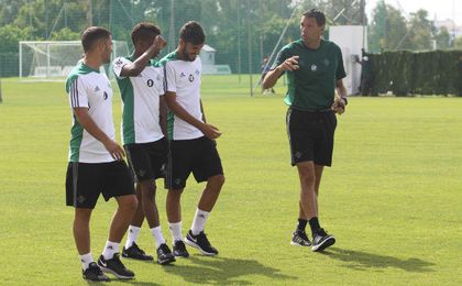 Gustavo Poyet dialogando con Durmisi, Musonda y Ceballos. Gustavo Poyet dialogando con Durmisi, Musonda y Ceballos.