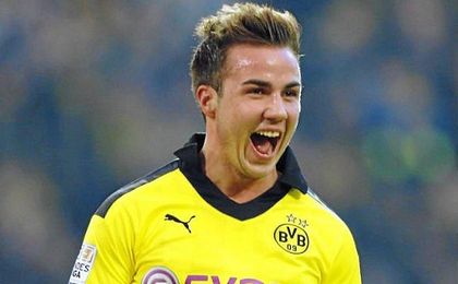 Götze enamoró a Europa con su fútbol en el Signal Iduna Park, lo cual le hizo fichar por el Bayer. Götze enamoró a Europa con su fútbol en el Signal Iduna Park, lo cual le hizo fichar por el Bayer.