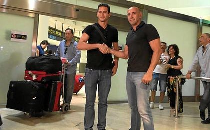 Ganso posa junto a Monchi, en el Aeropuerto Internacional de San Pablo. Ganso posa junto a Monchi, en el Aeropuerto Internacional de San Pablo.