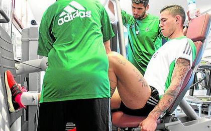 El paraguayo trabaja en el gimnasio. El paraguayo trabaja en el gimnasio.