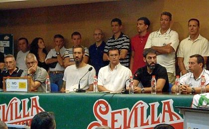 Los empleados del CB Sevilla y algunos antiguos jugadores (Anderson Schutte, Raúl Pérez, Nacho Romero, Benito Doblado, Lafuente...), además de Berni Rodríguez, pidieron el aplazamiento. Los empleados del CB Sevilla y algunos antiguos jugadores (Anderson Schutte, Raúl Pérez, Nacho Romero, Benito Doblado, Lafuente...), además de Berni Rodríguez, pidieron el aplazamiento.