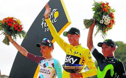 Froome subió a lo alto del podio escoltado por Bardet y Quintana. Froome subió a lo alto del podio escoltado por Bardet y Quintana.