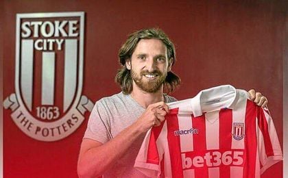 El centrocampista posa con su nueva camiseta. El centrocampista posa con su nueva camiseta.
